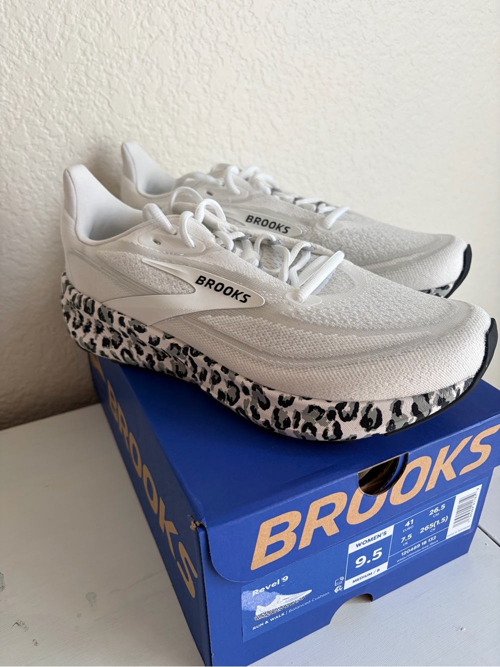 Brooks White Running Shoes with Leopard Midsole 9.5W NEW